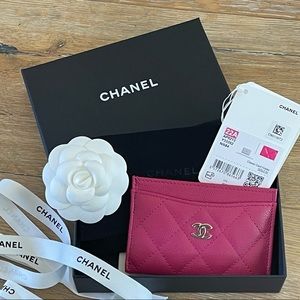 SOLD :) Chanel current 2022 22a collection caviar card holder